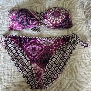 Tommy Bahama Swimsuit- Large. Does not have a neck strap. Beautiful design!